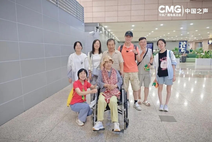 姜经纬（后排右三）和夏占海一家合影