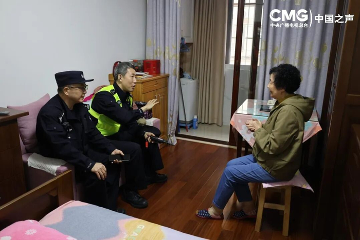 姜经纬定时去社区探访老人