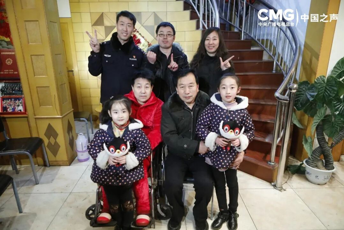 姜经纬（后排左一）和夏占海一家合照