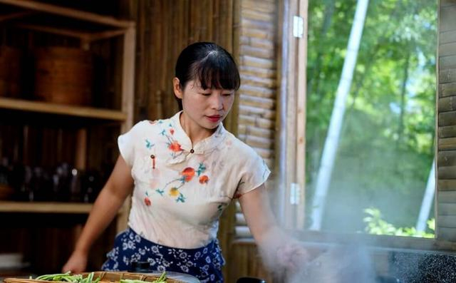 吴秋月在自家厨房做菜的视频截图。