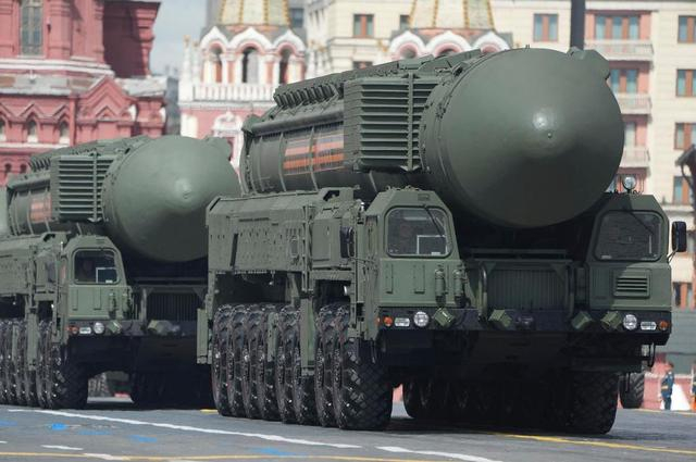 这是5月9日在俄罗斯首都莫斯科举行的纪念苏联伟大卫国战争胜利80周年阅兵式上拍摄的洲际弹道导弹。新华社记者 赖向东 摄