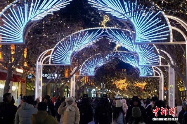 2026年中央大街创意灯饰景观全面呈现。赵宇航 摄