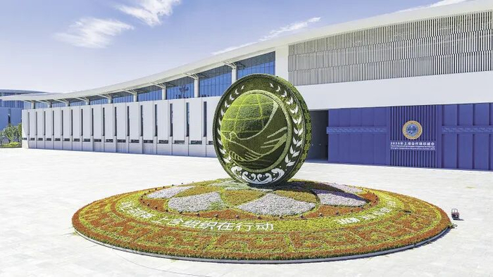 9月1日，“上海合作组织+”会议在天津梅江会展中心举行。图为天津梅江会展中心的主题花卉景观。（视觉中国）