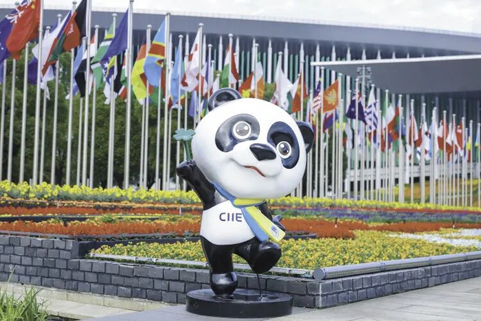 11月5日，第八届中国国际进口博览会（进博会）在国家会展中心（上海）开幕。图为进博会吉祥物“进宝”。（视觉中国）