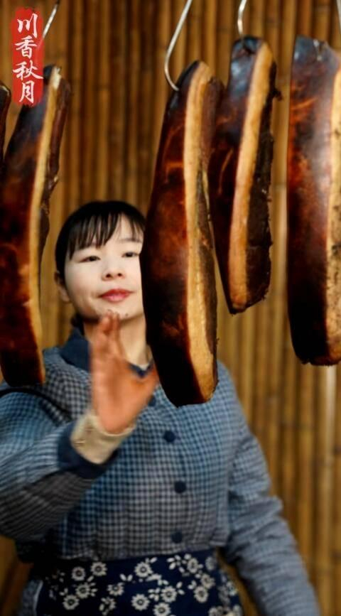 吴秋月通过视频作品宣传老家的腊肉。视频截图