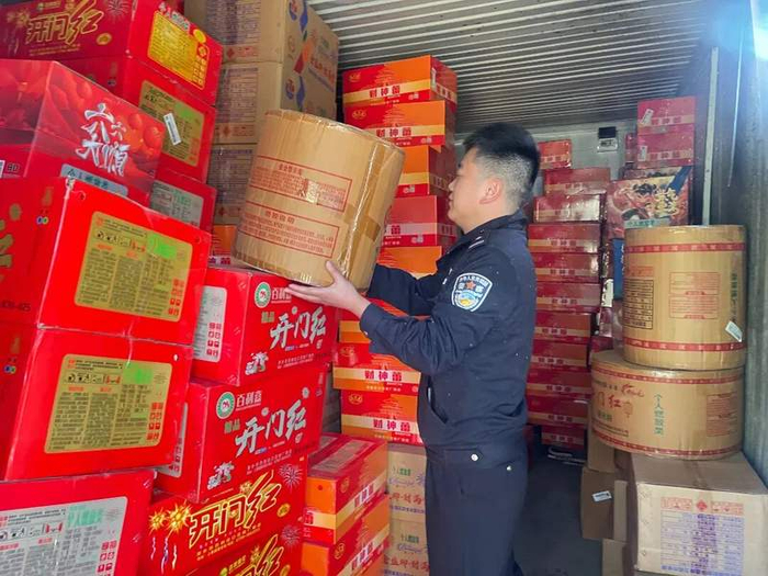 民警在李某的车内查获待转移的烟花爆竹。杭州警方供图