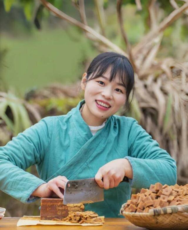 吴秋月在自己创作的视频中推介四川红糖。视频截图