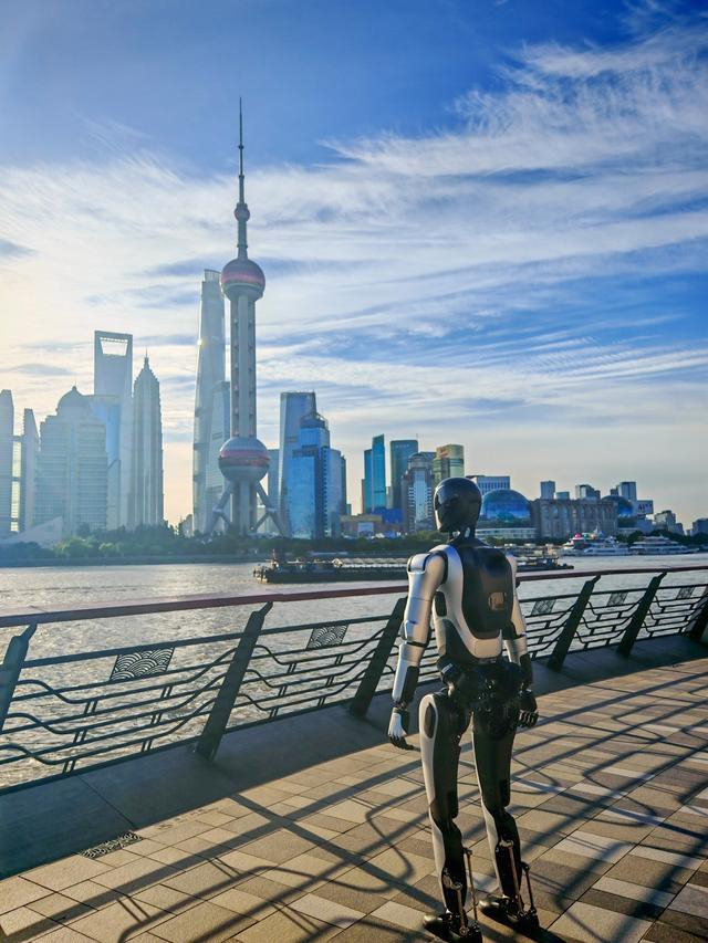 11月13日清晨，智元“遠(yuǎn)征A2”完成了106公里的行走，抵達(dá)終點(diǎn)上海北外灘。智元機(jī)器人 供圖