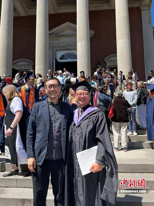 王飛（左）與李程（右）在雪城大學(xué)2025年畢業(yè)典禮上合影。受訪者供圖