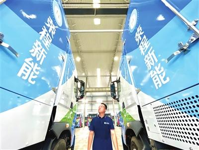 荣程新能集团首批200辆长续航氢能重卡投入使用，助力京津冀绿色运力再升级。 记者 张磊 摄