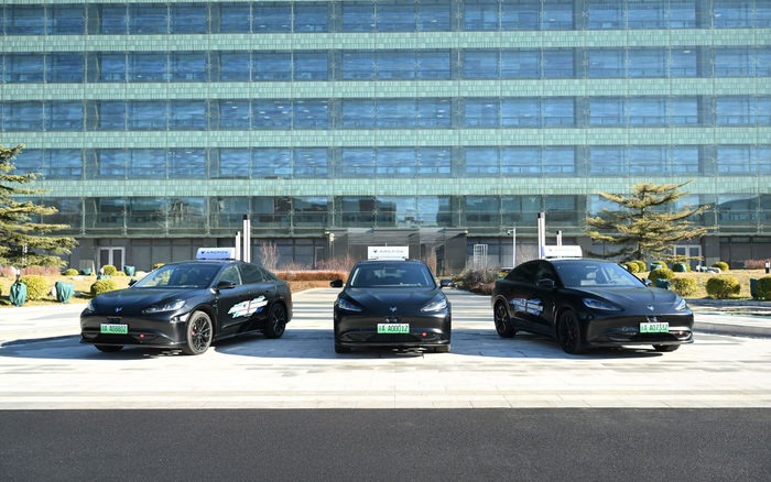 北京首批上牌的北汽极狐L3级自动驾驶汽车共有3辆。企业供图