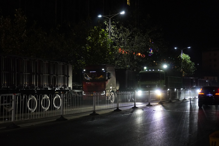 夜晚10点后，柳林县街头呼啸的运煤车。新京报记者 左琳 摄