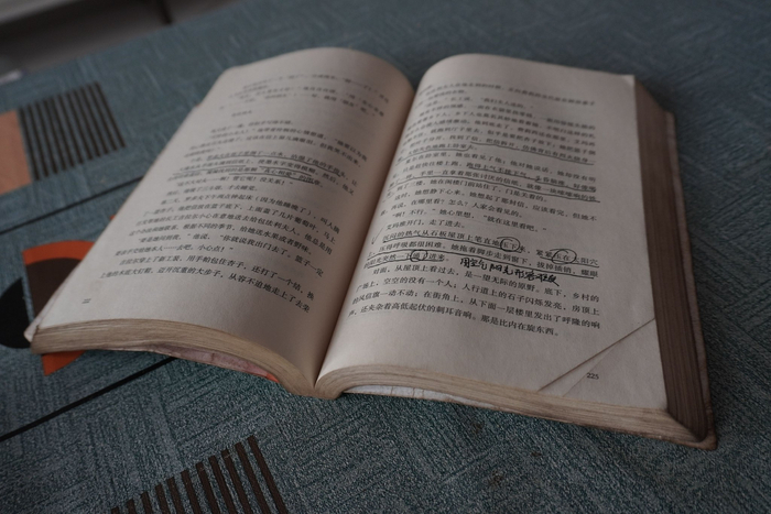 高跃忠平时阅读做的笔记。新京报记者 左琳 摄