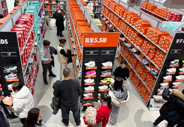 市民在湾里王府井奥莱商场内购物消费。新京报记者 王贵彬 摄