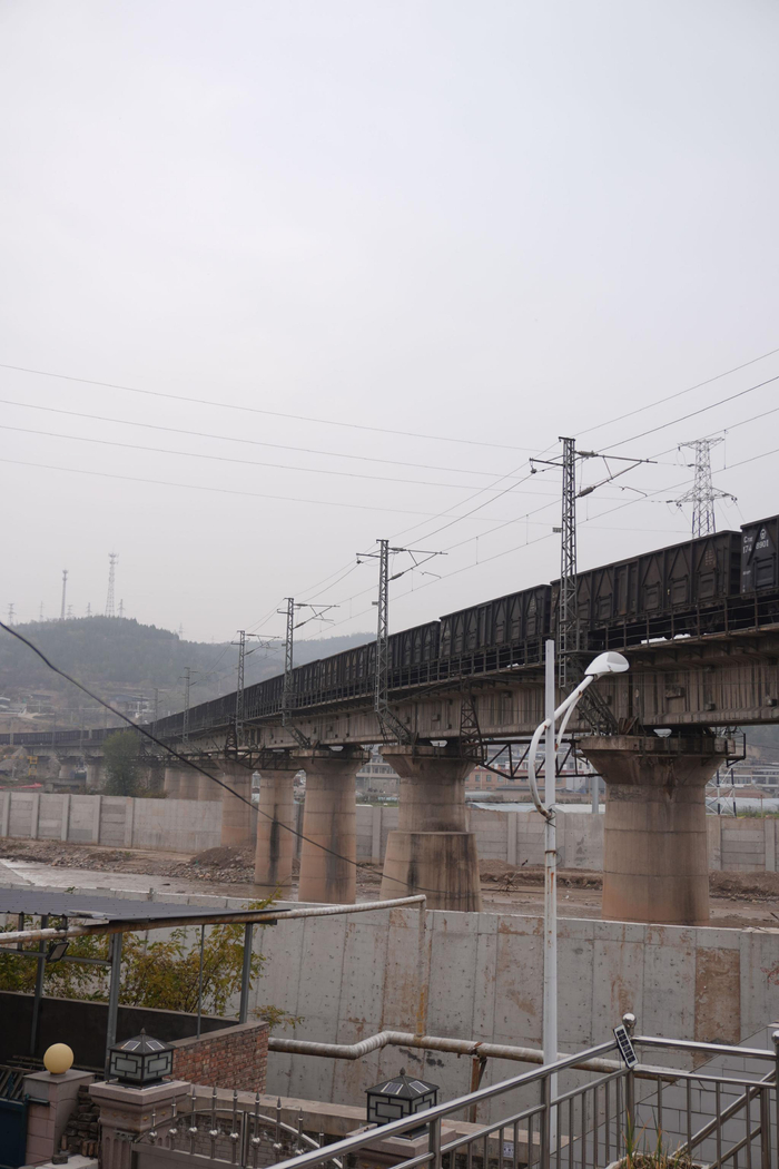 高跃忠家门口常有运煤列车驶过。新京报记者 左琳 摄