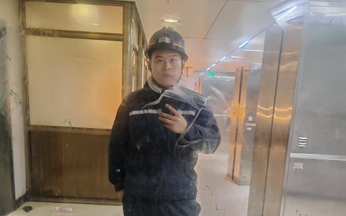 高跃忠准备下井。受访者供图