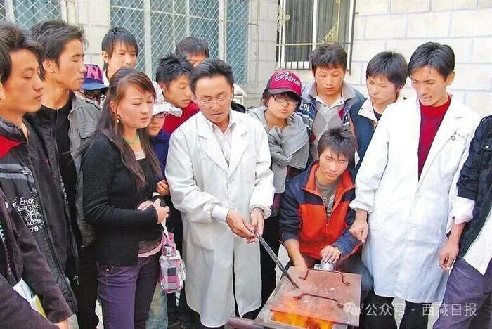 图为西藏藏医药大学开展藏药金属炮制和锻灰工艺现场教学。（图片由西藏藏医药大学提供）