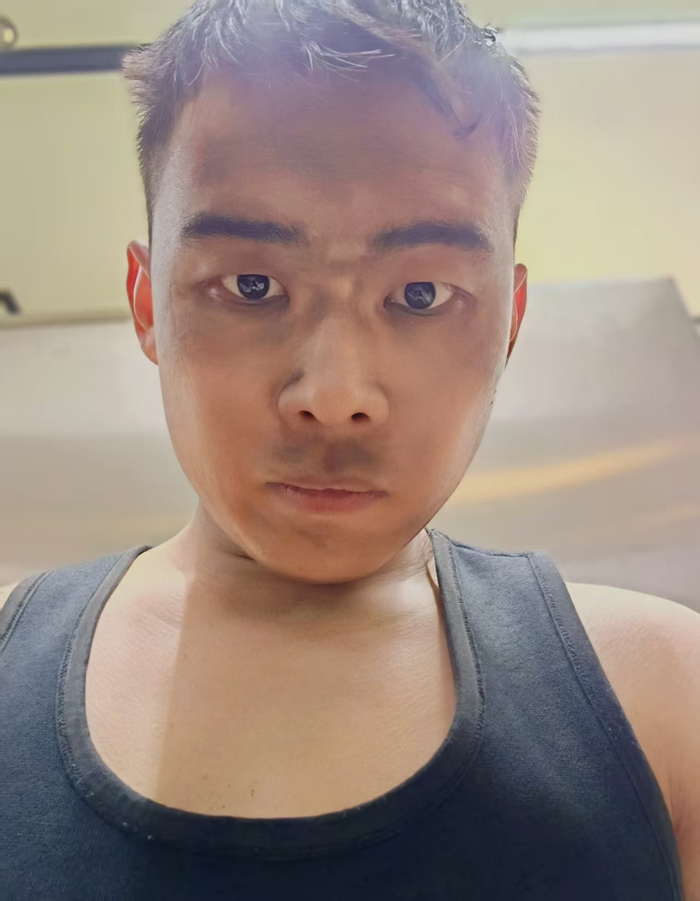 下井结束，高跃忠和工友们一样，脸染上煤灰。受访者供图