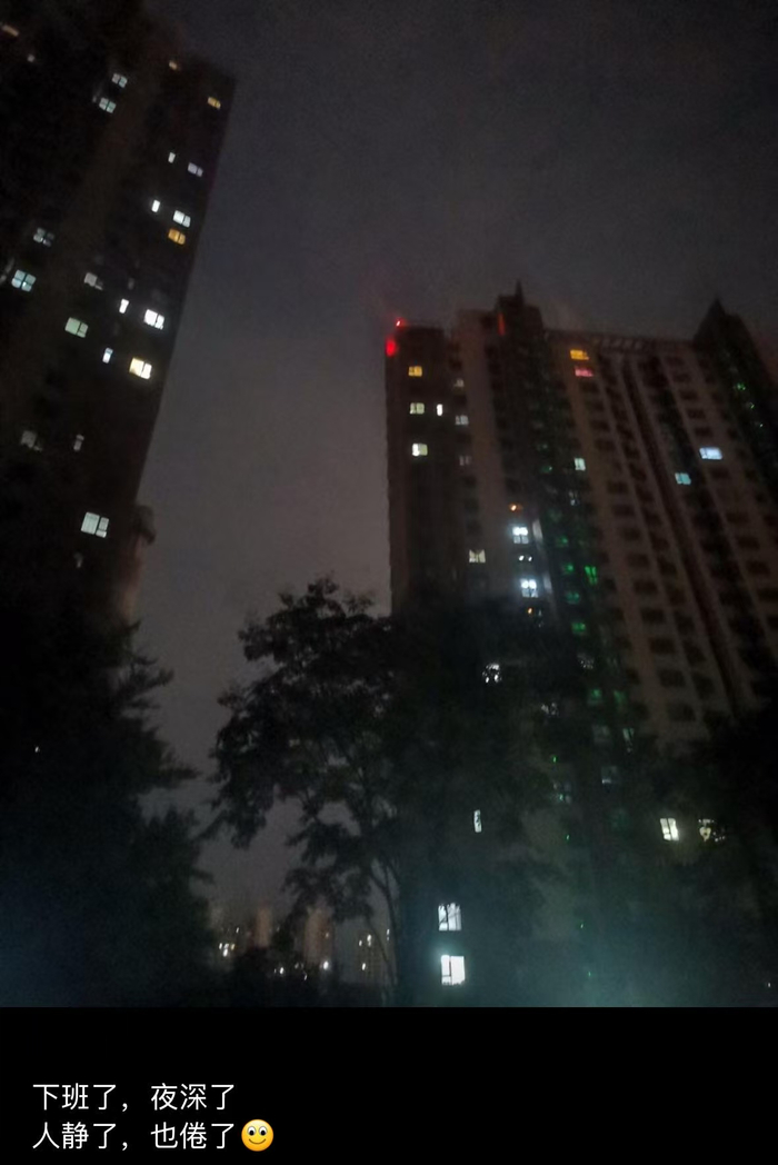 2021年在济南工作的高跃忠深夜下班。受访者供图