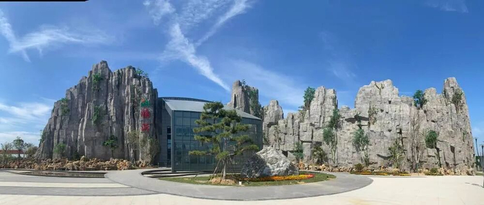 临沂服务区位于京沪高速622公里处，以“蒙山沂水”为主题，通过山水景观和开放式商街设计，让