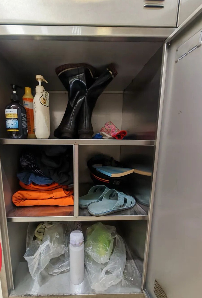 高跃忠在矿区的换衣柜。受访者供图