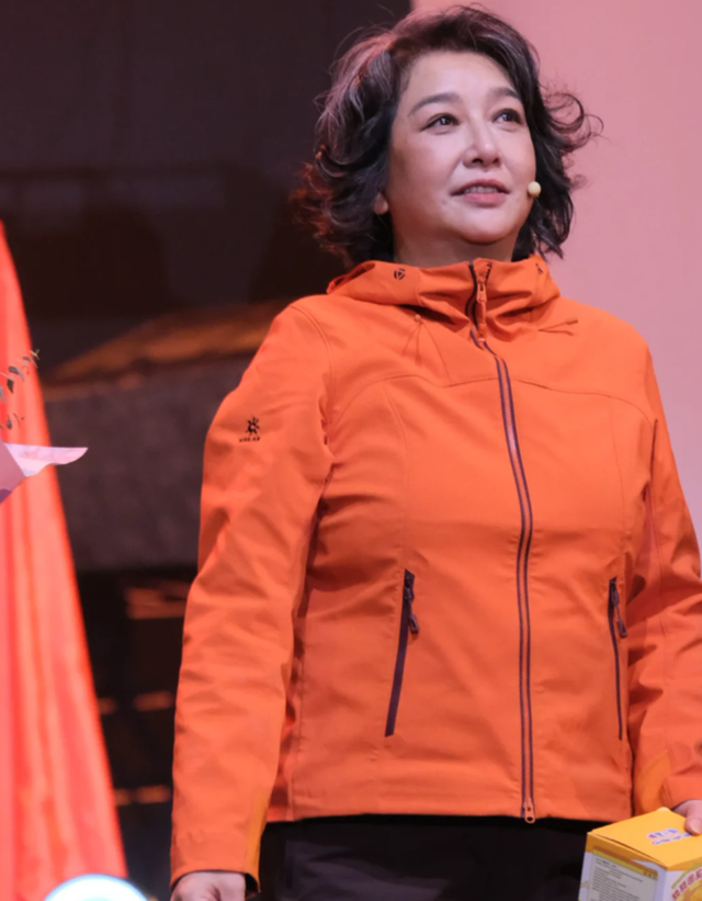 58岁江珊庆生,头发白了大半,胖到140斤,与同龄伊能静像两代人|江珊|伊能静|许愿|生日|头发|话剧|庆生|同龄|两代人|田小洁_新浪娱乐_新浪新闻