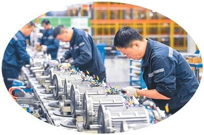 圖為江西江特電機(jī)有限公司的工作人員正在加緊趕制電機(jī)產(chǎn)品。周亮攝（人民視覺）