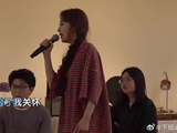 迟早被章若楠笑死，唱自己歌还必须得放原唱，笑疯龙丹妮