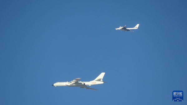 12月9日拍摄的参加巡航的中俄两军战机。新华社发(杜延鹏摄)