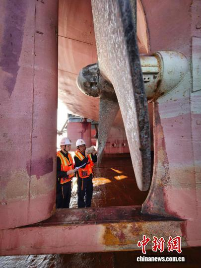 黄埔海关所属黄埔老港海关关员在大屿山锚地对正式验收后首单出口业务实施监管。张海龙 摄