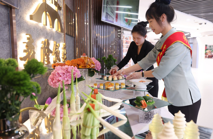 为迎接年末餐饮消费热潮，森隆饭庄等老字号集中上线新菜品。以江南特色食材为主的菜品颇受消费者欢迎。新京报记者 李木易 摄