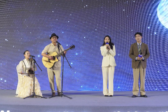 闫佩伦在“去辽阔处——阿勒泰·花城文学周闪亮之夜”与阿丽玛共同表演歌曲《月光》。（图/ 花城出版社）