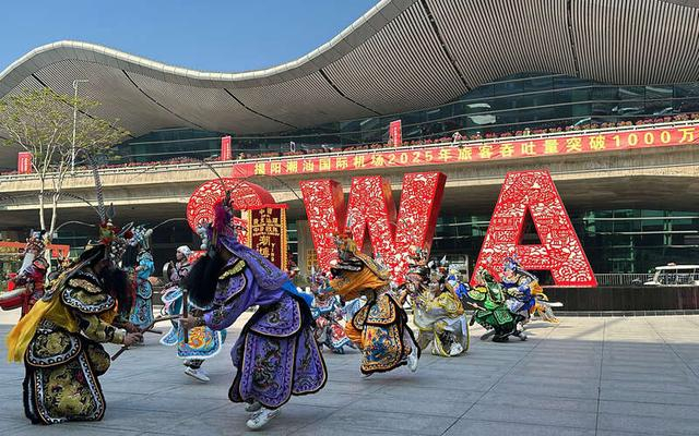 揭阳潮汕国际机场广场上的英歌舞表演。中青报·中青网记者 林洁/摄