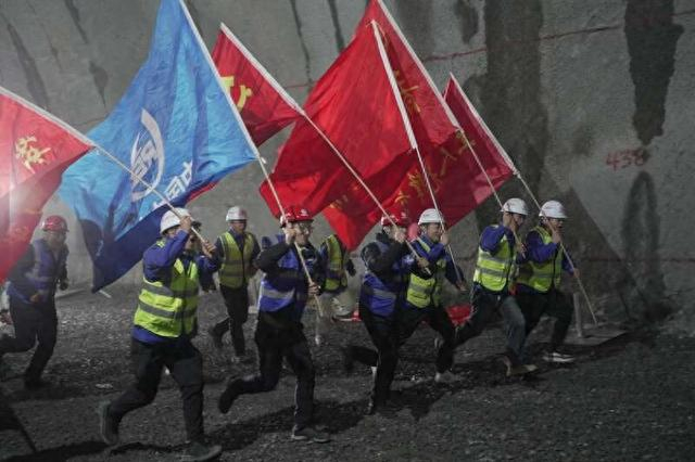 12月23日，历经近1600个日夜的艰苦奋战，北天山隧道建设团队胜利“会师”。朱俊/摄