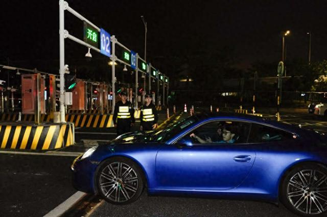 “粤车南下”首批驶入香港市区的车辆顺利通关。林昌锋/摄
