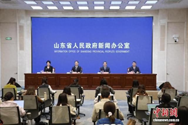 山东省人民政府新闻办公室24日召开新闻发布会，介绍“十四五”时期山东数字强省建设发展情况。崔晗 摄