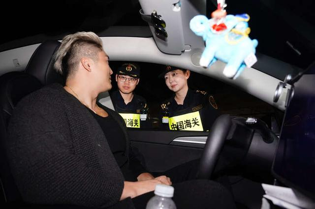 港珠澳大桥海关关员正在监管“粤车南下”首批进入香港市区车辆。林昌锋/摄
