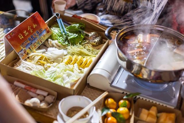 渔村海鲜长桌宴将热闹开席，让游客品尝“鱼羊鲜火锅” 金山区供图