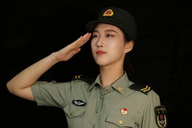 李若嘉在中国人民解放军仪仗司礼大队服役时留影。 受访者供图