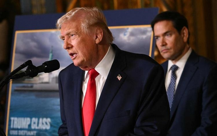 ▲12月22日，美国总统特朗普（前）在佛罗里达州海湖庄园出席新闻发布会。战列图/新华社