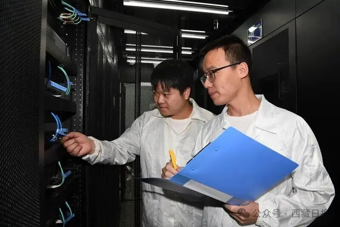 图为西藏联通云网运营交付中心的工作人员在机房巡查网络设备运行情况。记者 李洲 摄