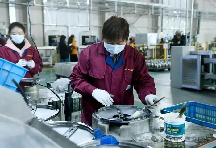 图为西藏尚厨炊具科技有限公司工作人员正在进行流水线作业。记者 旦增兰泽 摄