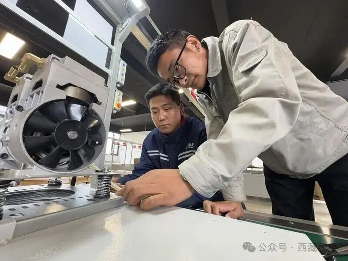 图为西藏清匠电器科技有限公司的工作人员正在生产线上工作。记者 白玛泽旺 摄