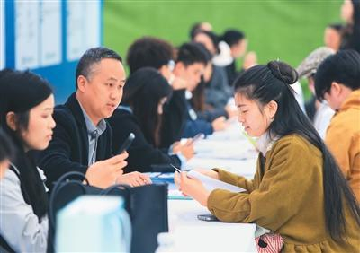 各地多措并举促进就业，帮助居民增收。图为重庆秀山县电商人才专场招聘会上，求职者正在咨询就业创业政策。胡程摄（人民视觉）