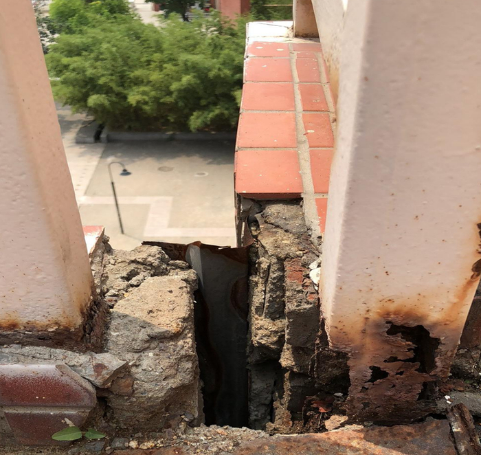 2018年7月，事发教学楼锈蚀的栏杆。受访者供图