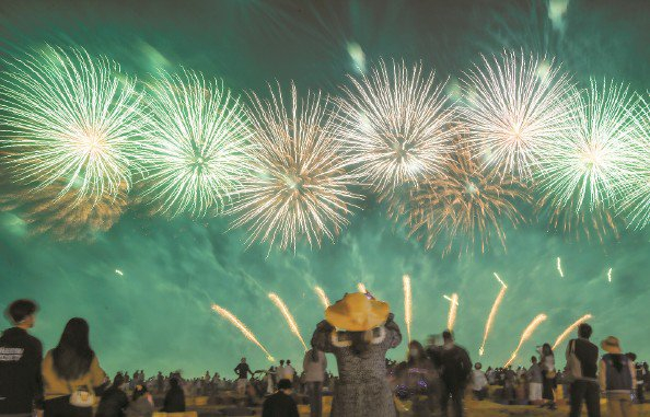             海边观烟花本报记者  陶磊  摄（资料图）          