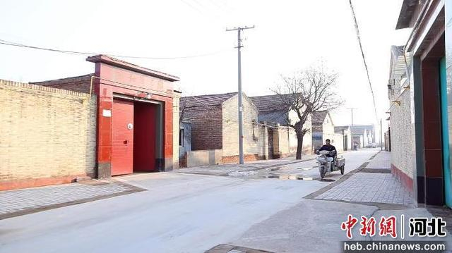 图为村民驾驶电动三轮车行驶在新修的水泥路上。 赵宇 摄