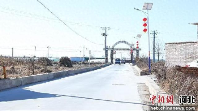 图为新修建的进出村主道路。 赵宇 摄