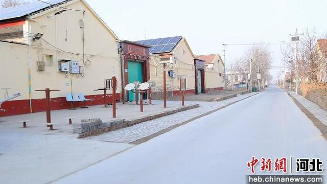 图为已经完工贯通村庄的主路。 赵宇 摄