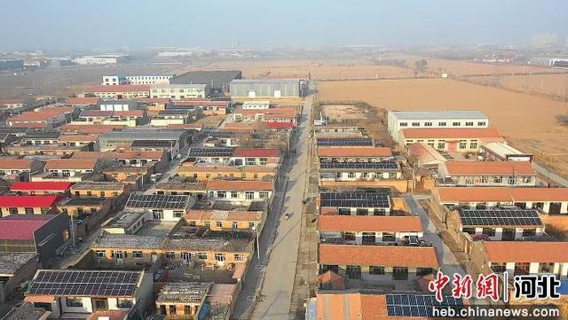 图为航拍村庄内新修道路。 靳东凯 摄